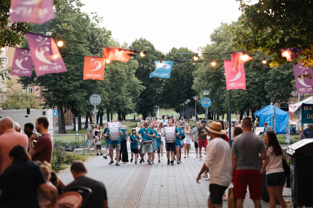 Festival v ulicích: Nejdelší dny roku budou patřit v Porubě umění ze 17 zemí světa - Colours of Ostrava