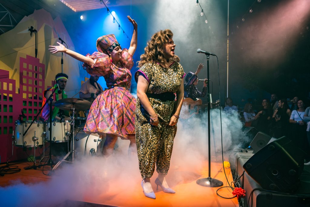 DIVADLO A STAND-UP JSOU ZPÁTKY 🎭 DO GONGU MÍŘÍ BEZRUČI, NOVÝ CIRKUS I TROCHA EXISTENČNÍ KRIZE 😂 - Colours of Ostrava