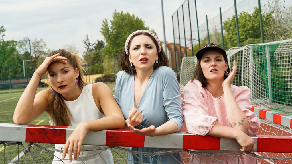 DIVADLO A STAND-UP JSOU ZPÁTKY 🎭 DO GONGU MÍŘÍ BEZRUČI, NOVÝ CIRKUS I TROCHA EXISTENČNÍ KRIZE 😂 - Colours of Ostrava