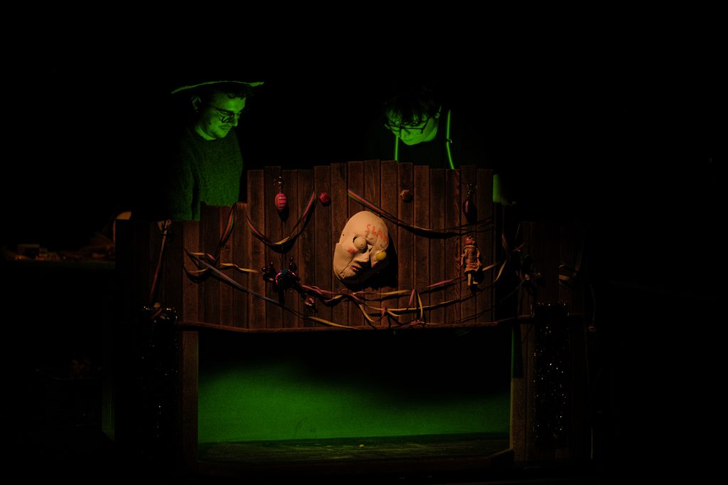 DIVADLO A STAND-UP JSOU ZPÁTKY 🎭 DO GONGU MÍŘÍ BEZRUČI, NOVÝ CIRKUS I TROCHA EXISTENČNÍ KRIZE 😂 - Colours of Ostrava