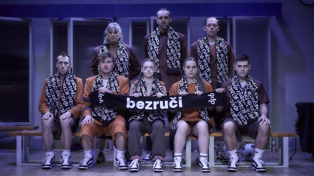 DIVADLO A STAND-UP JSOU ZPÁTKY 🎭 DO GONGU MÍŘÍ BEZRUČI, NOVÝ CIRKUS I TROCHA EXISTENČNÍ KRIZE 😂 - Colours of Ostrava