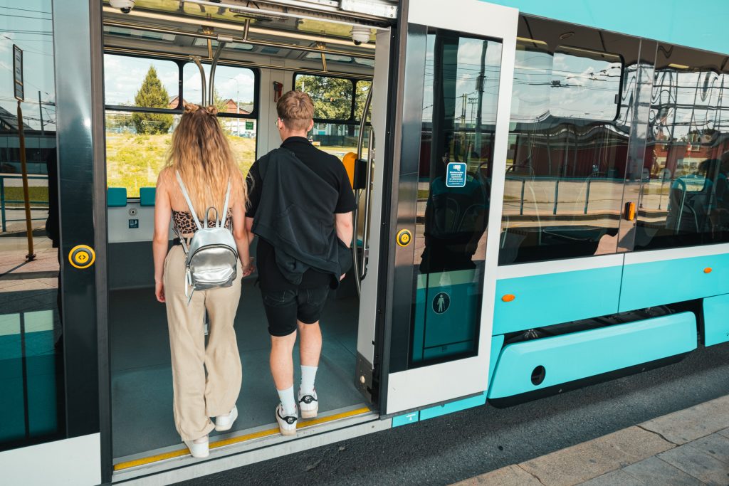 Na Colours a zase zpátky. Letadlem, vlakem, MHD, na kole i po svých. 🚋 - Colours of Ostrava