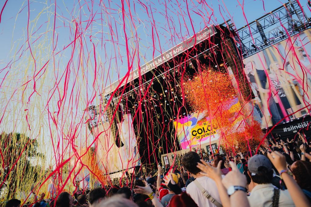 Nahlédněte s námi do zákulisí technické produkce. Co je letos nového na hlavní stage? 🎛️ - Colours of Ostrava