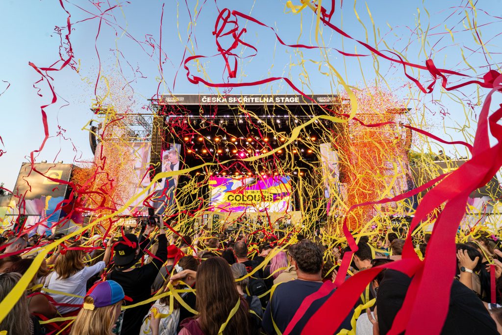 Nahlédněte s námi do zákulisí technické produkce. Co je letos nového na hlavní stage? 🎛️ - Colours of Ostrava