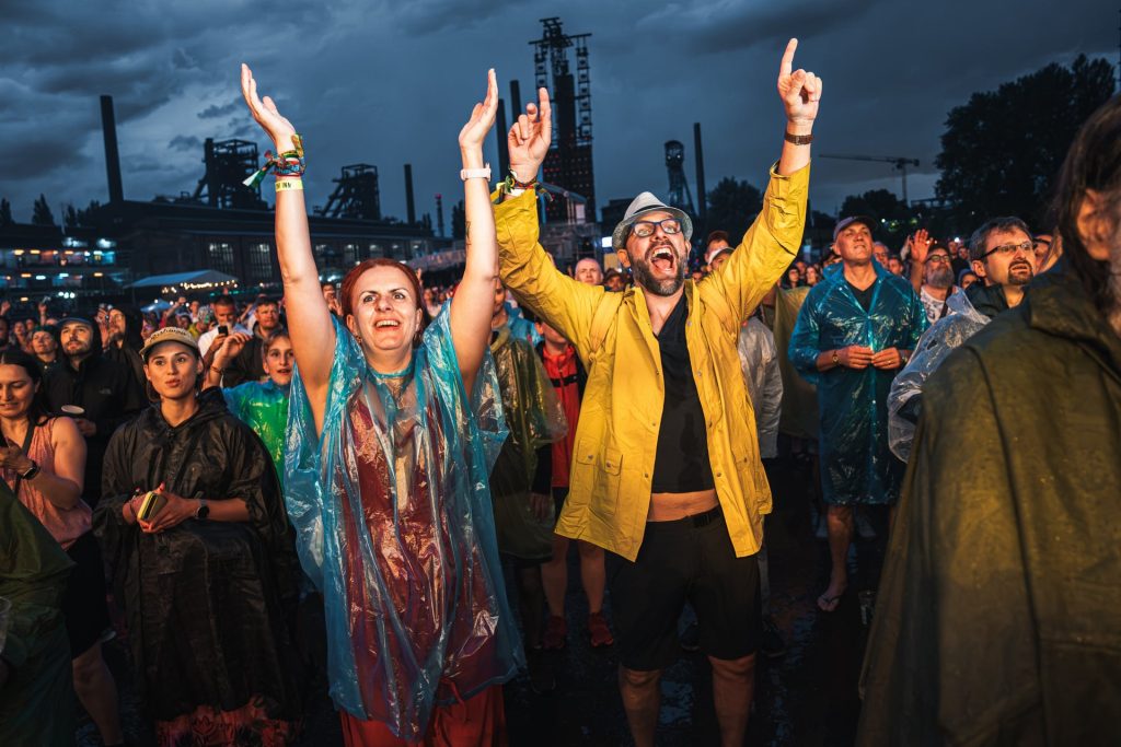 DĚKUJEME, ŽE JSTE TO ZVLÁDLI S NÁMI 💛 VČEREJŠÍ ZMĚNY V PROGRAMU. ⬇️ - Colours of Ostrava